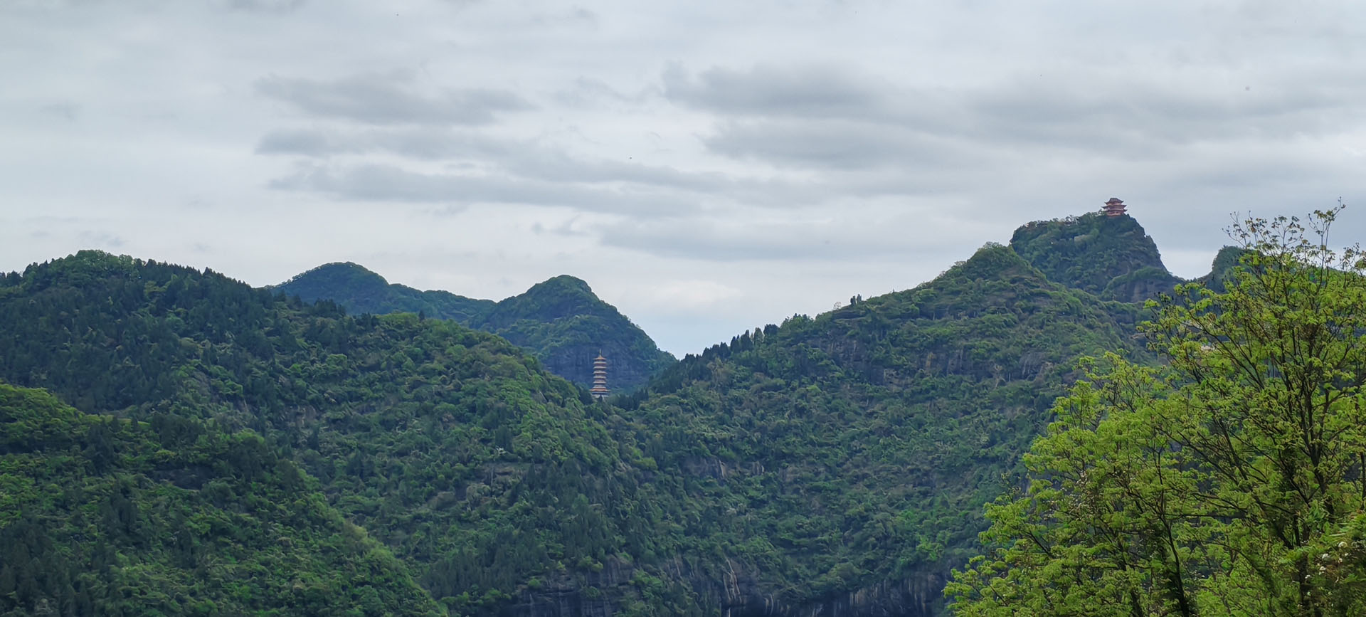 石门洞 · 远观文佛山